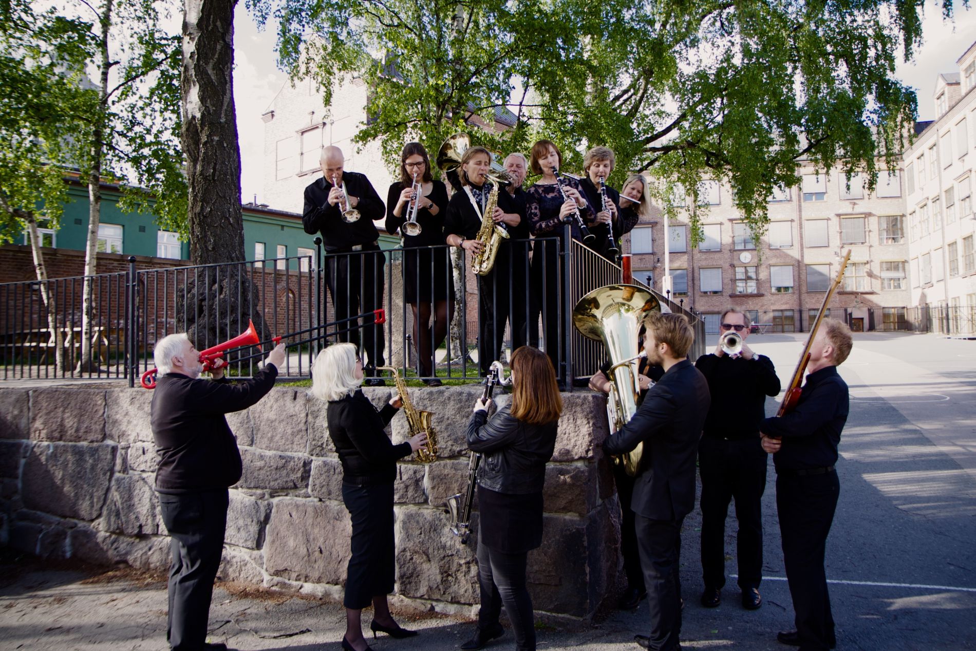 Glade musikanter i skolegrden