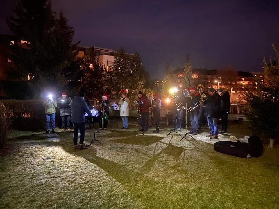 Tenning av julegran i Badebakken: Kaldt!